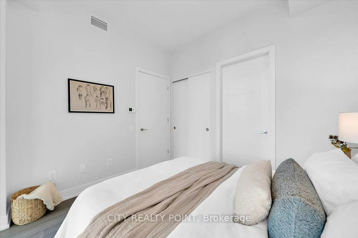 664, Spadina, University, Toronto