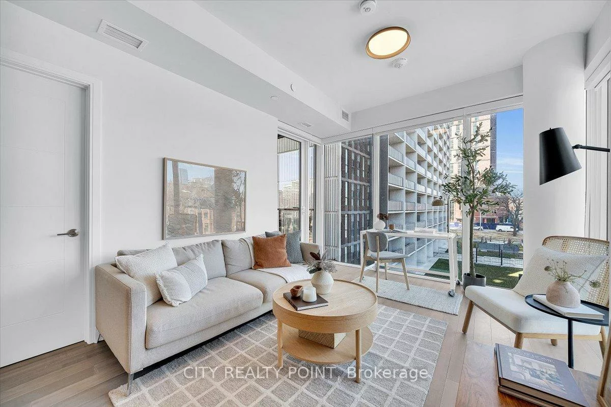 664, Spadina, University, Toronto