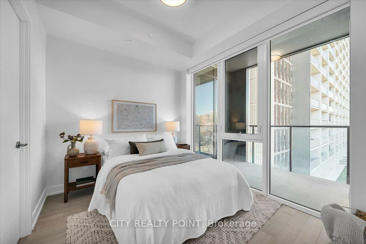 664, Spadina, University, Toronto