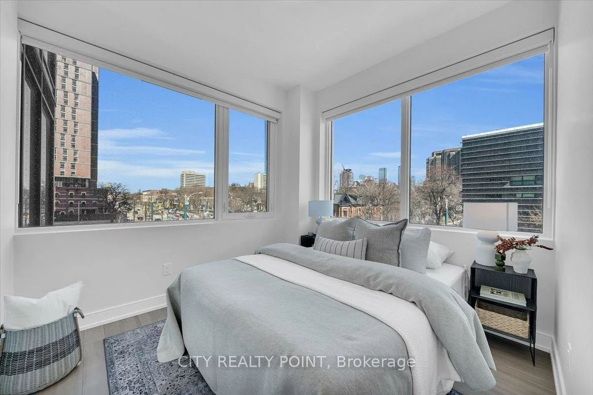 664, Spadina, University, Toronto