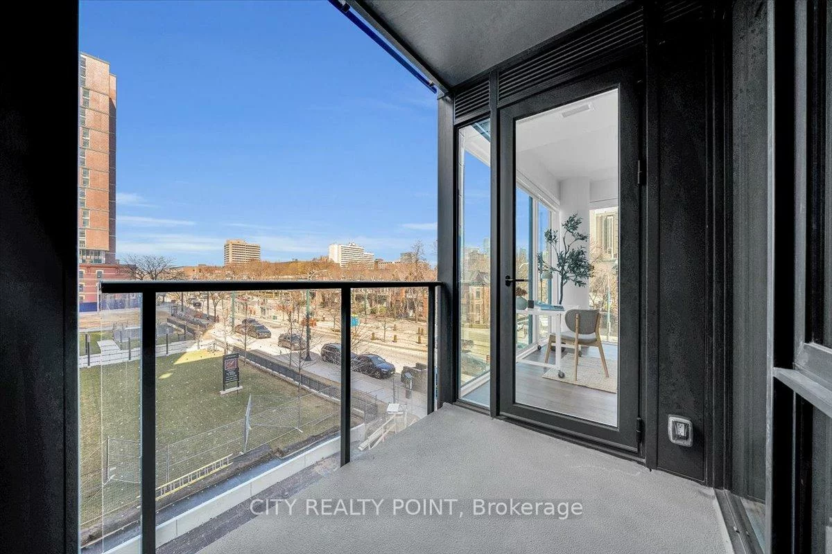 664, Spadina, University, Toronto