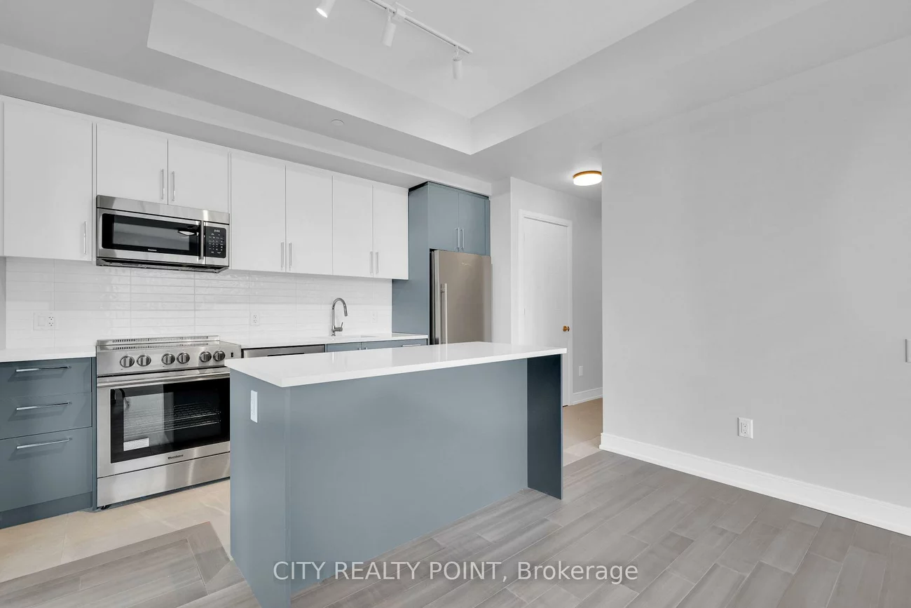 664, Spadina, University, Toronto