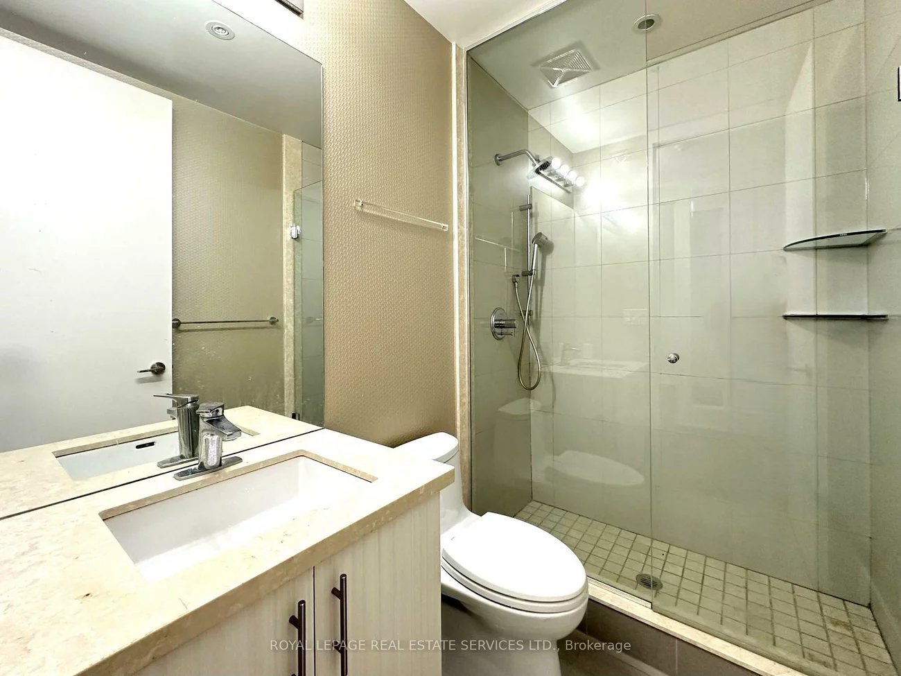 39, Queens, Waterfront Communities C8, Toronto