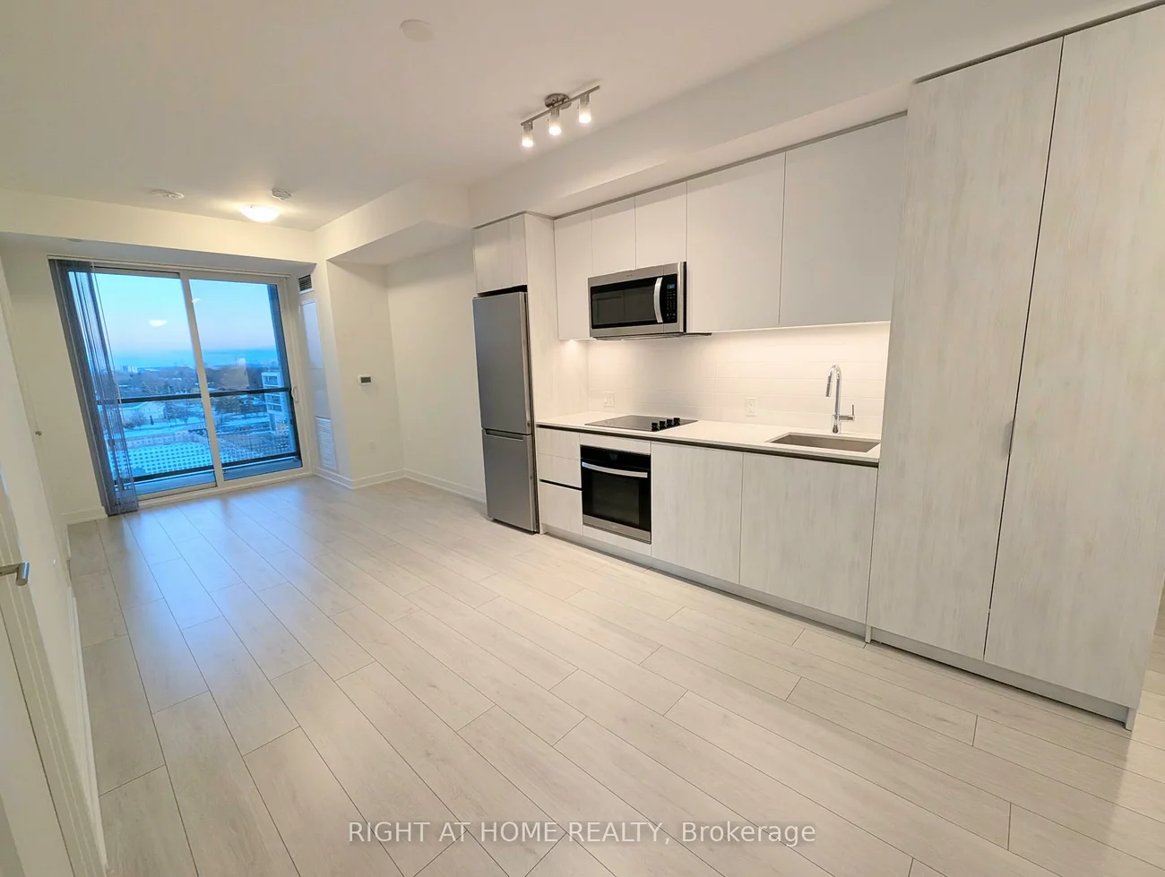 5858, Yonge, Newtonbrook West, Toronto