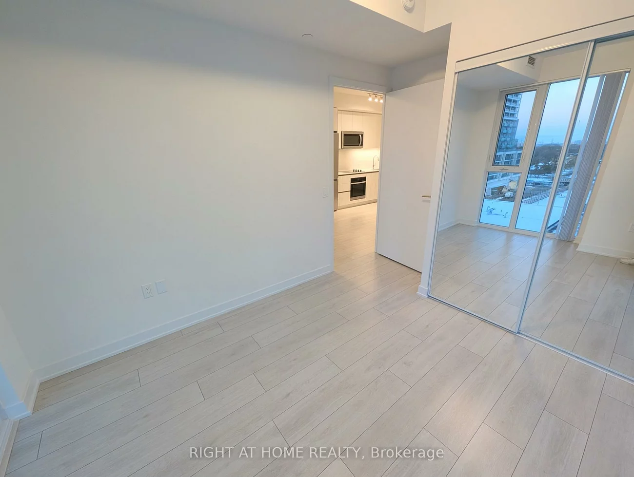 5858, Yonge, Newtonbrook West, Toronto