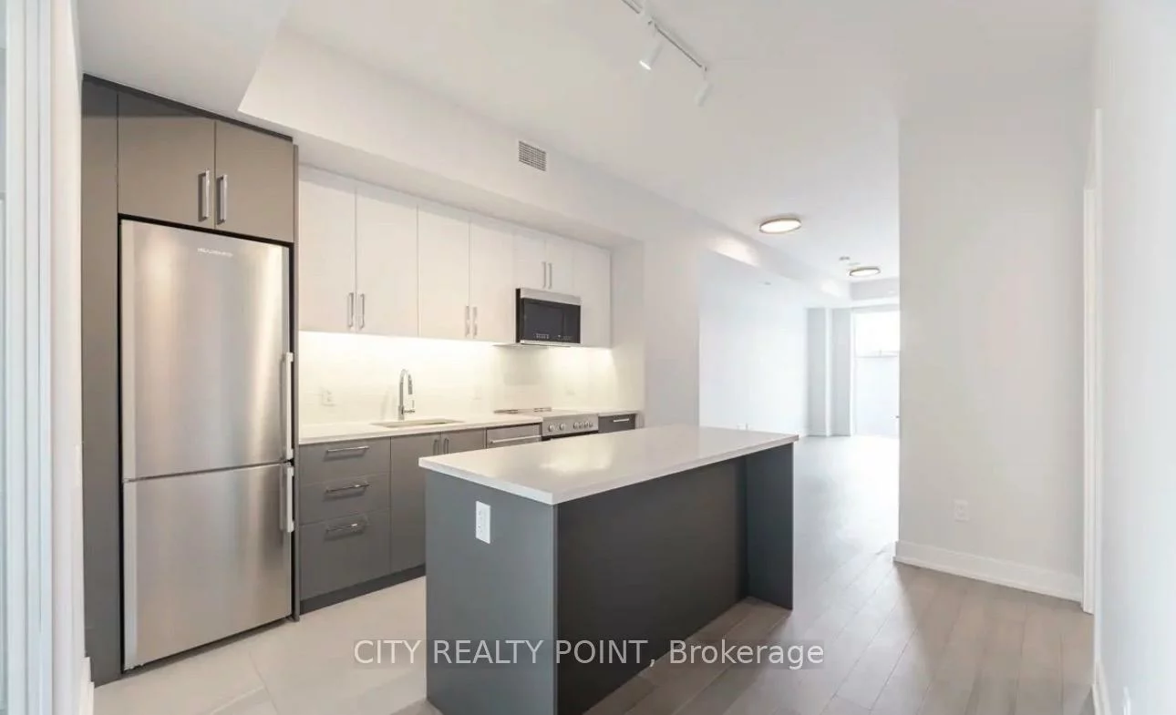 664, Spadina, University, Toronto