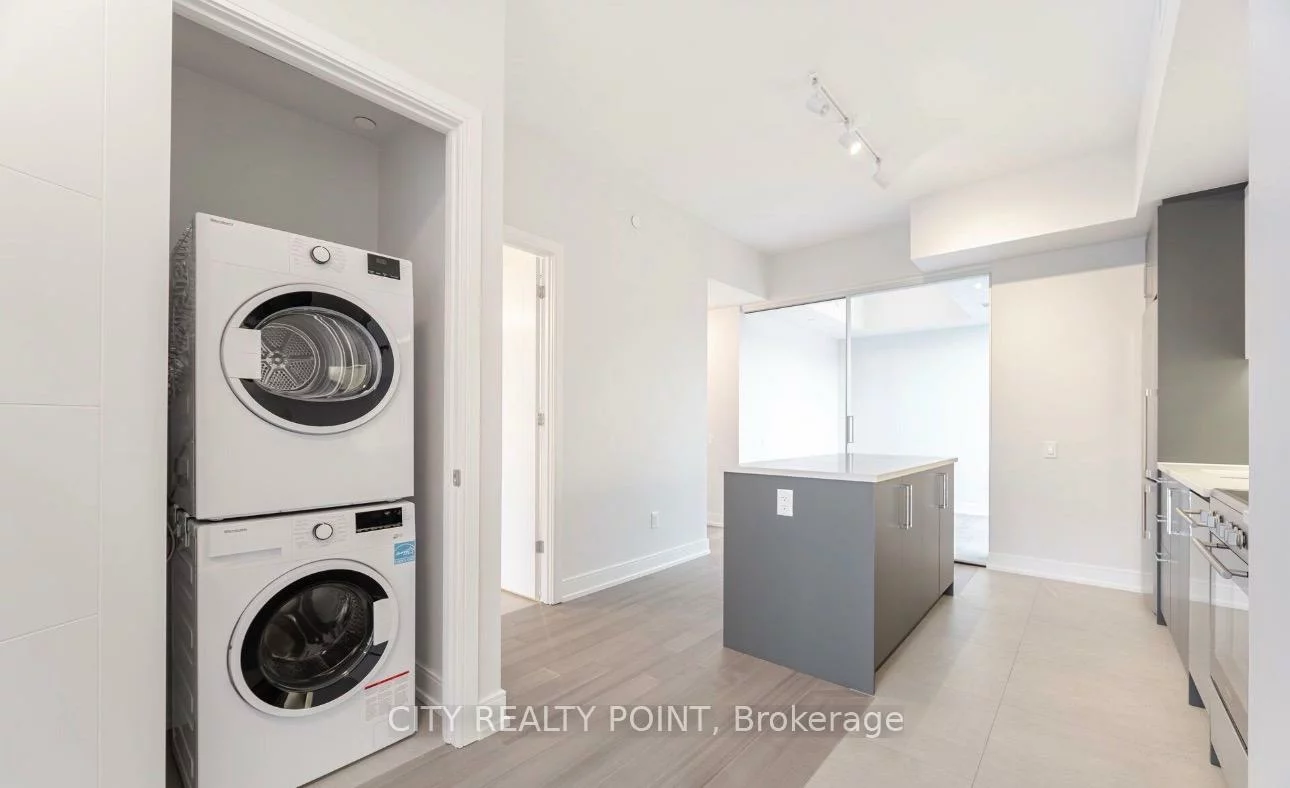 664, Spadina, University, Toronto