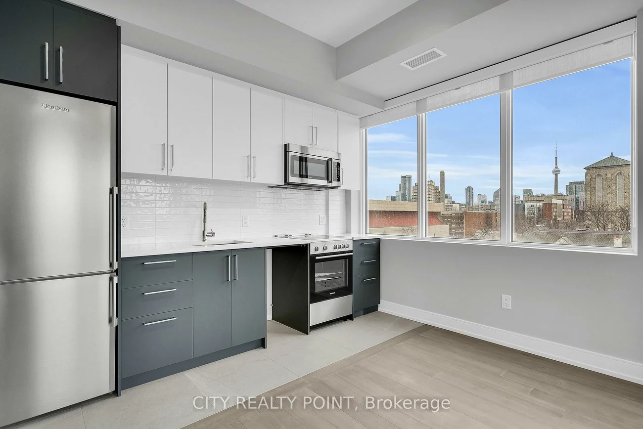 664, Spadina, University, Toronto