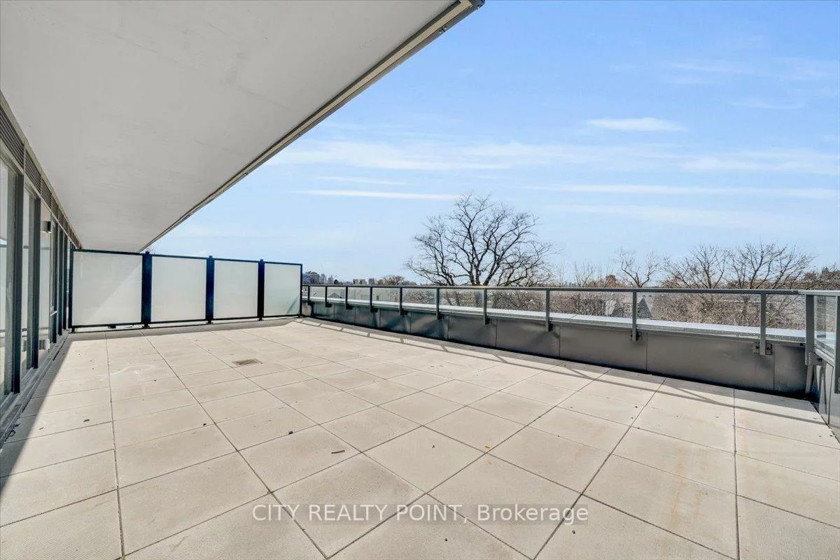 664, Spadina, University, Toronto