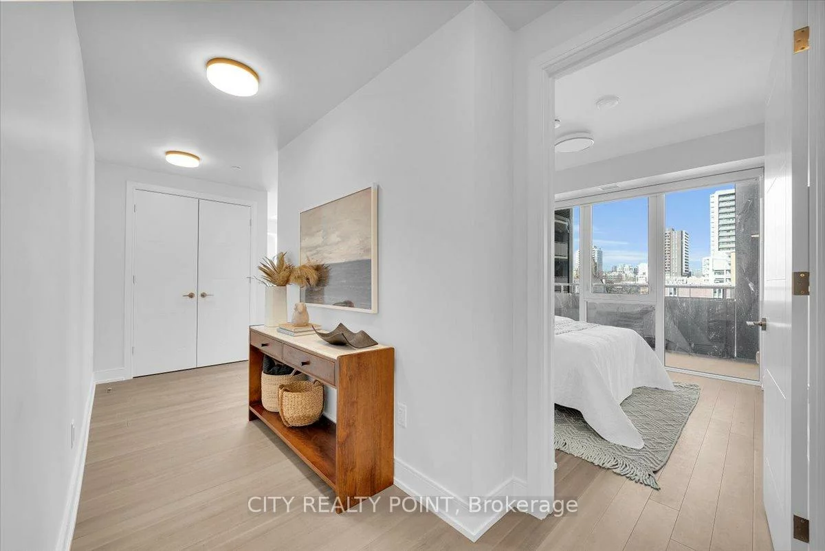 664, Spadina, University, Toronto