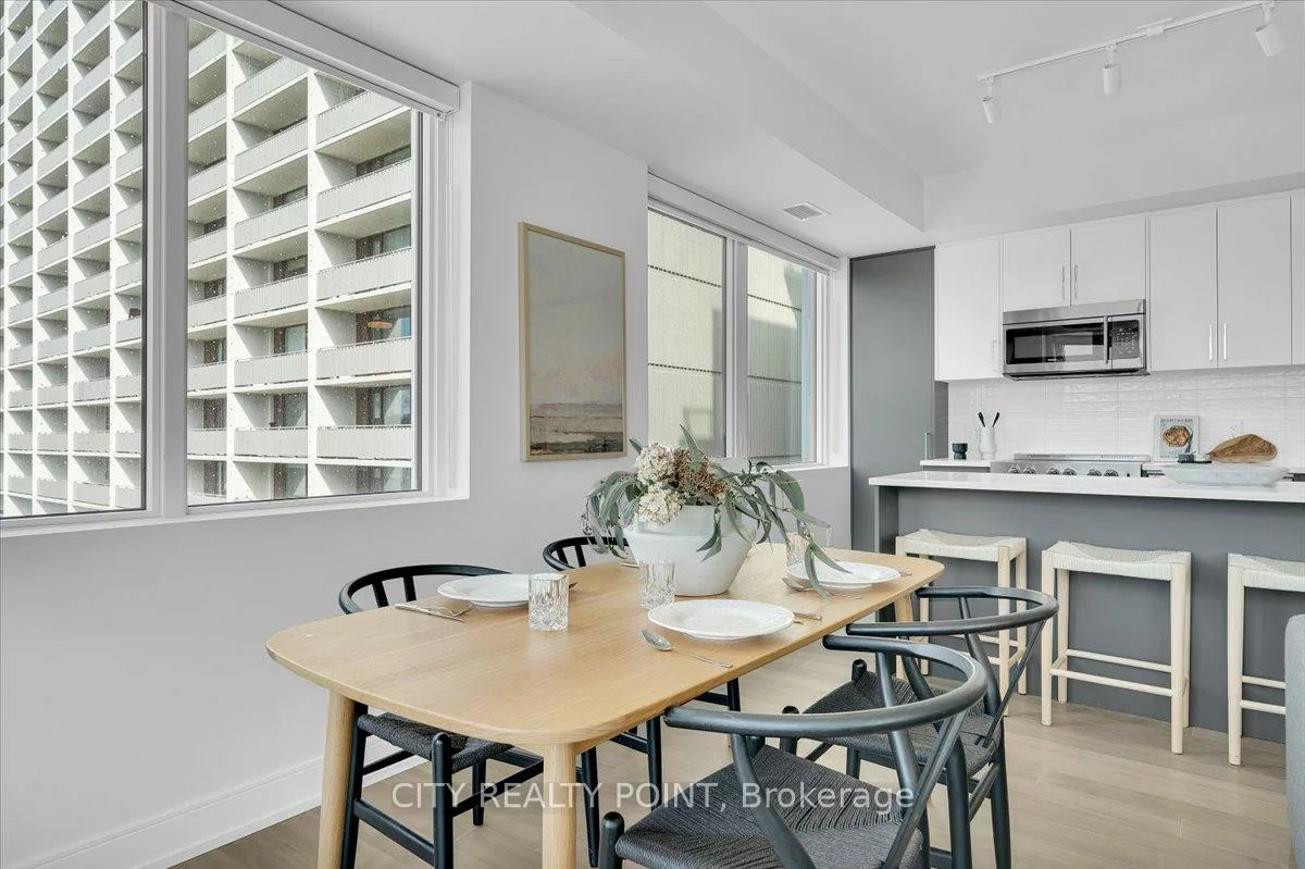 664, Spadina, University, Toronto