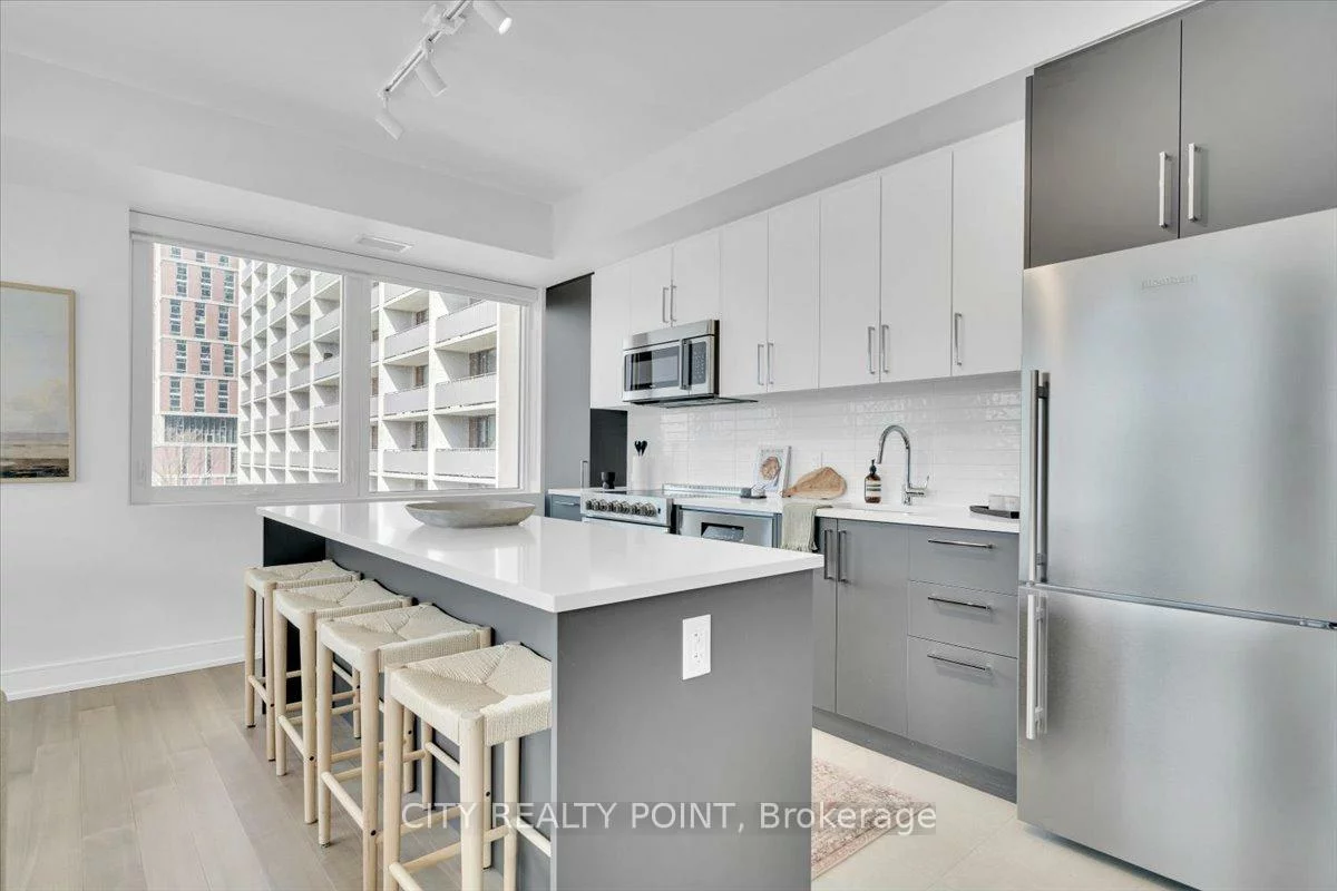 664, Spadina, University, Toronto