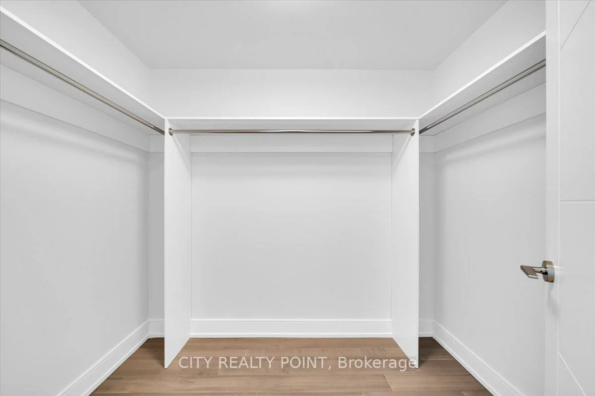 664, Spadina, University, Toronto