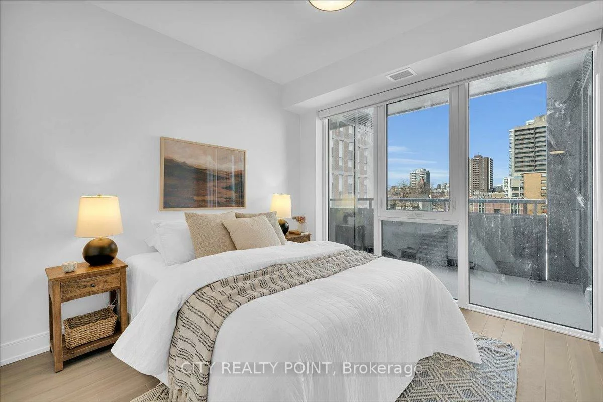 664, Spadina, University, Toronto