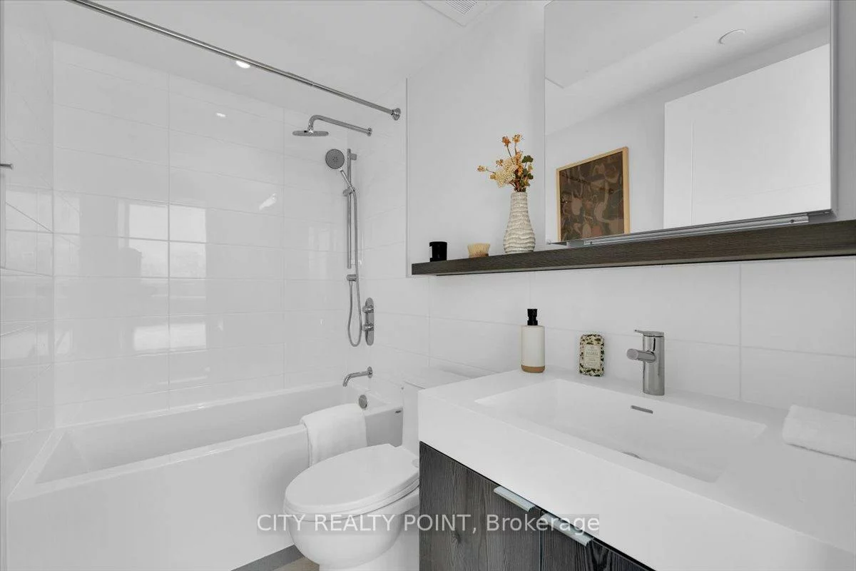 664, Spadina, University, Toronto