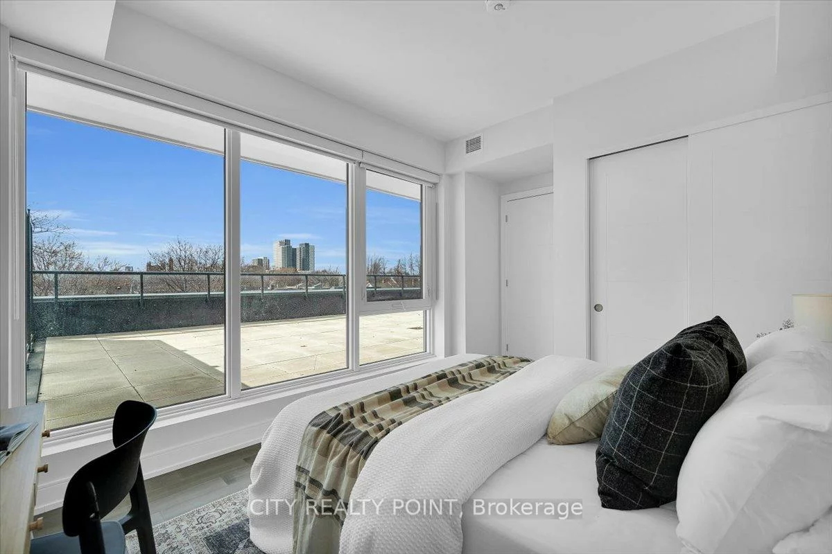 664, Spadina, University, Toronto