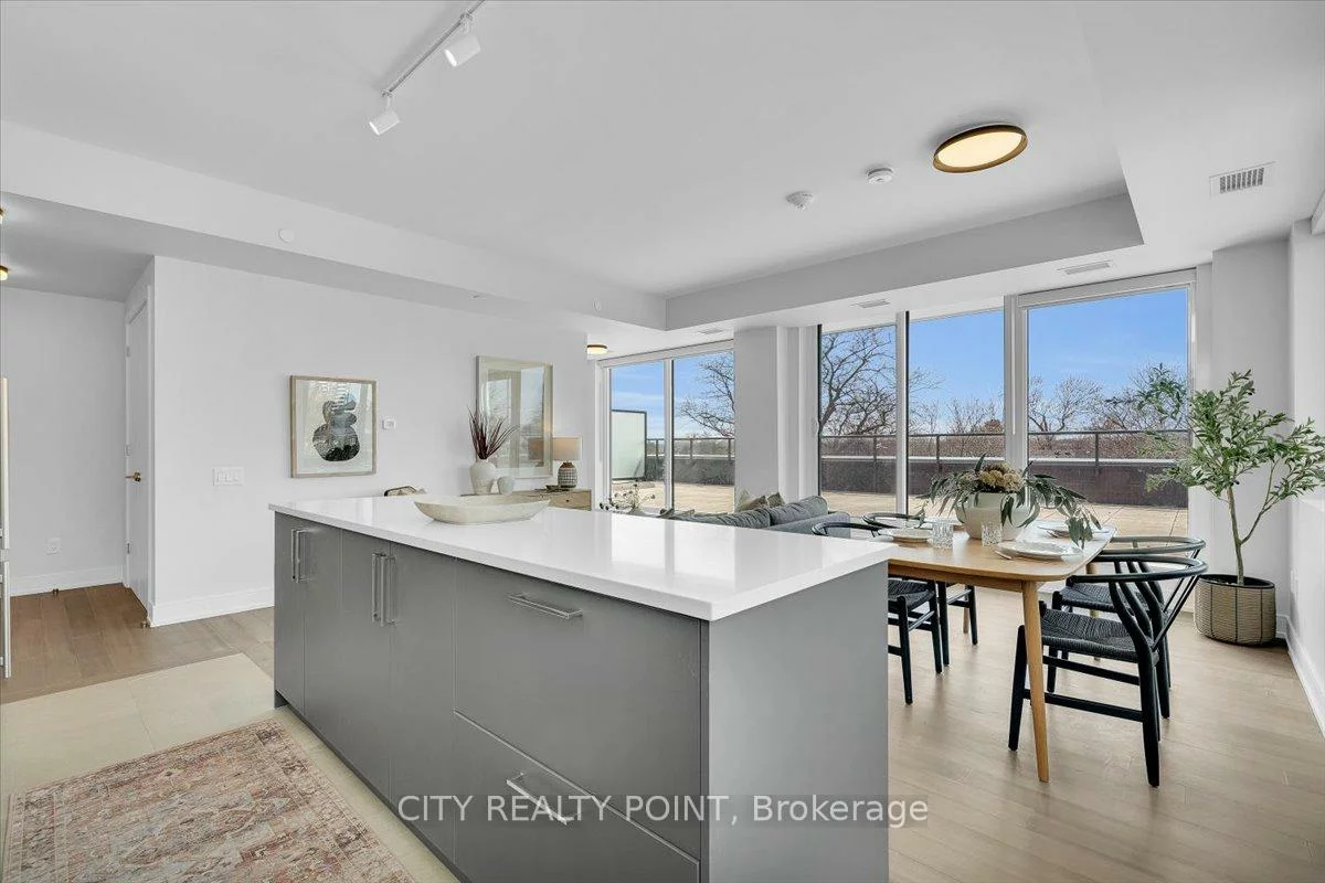 664, Spadina, University, Toronto