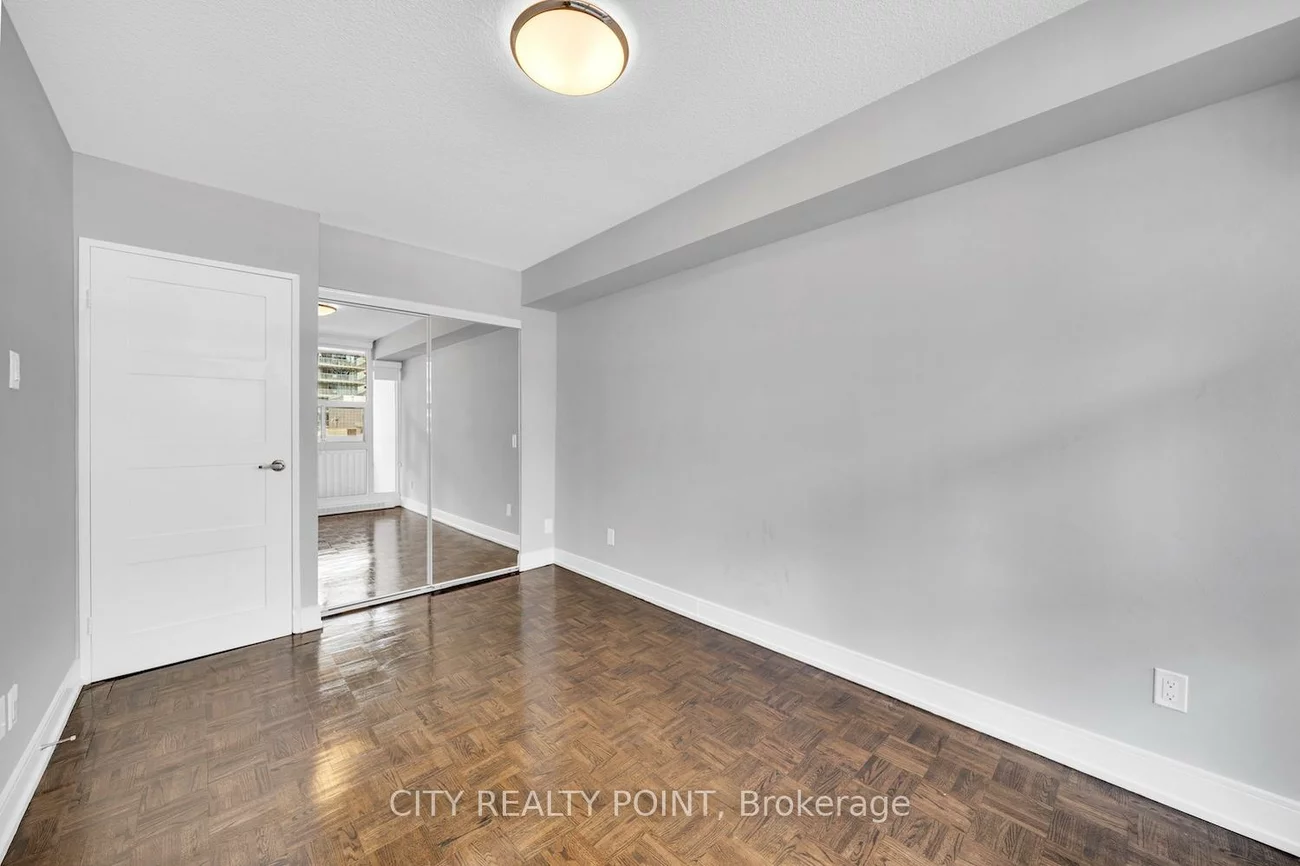 33, Isabella, Church-Yonge Corridor, Toronto