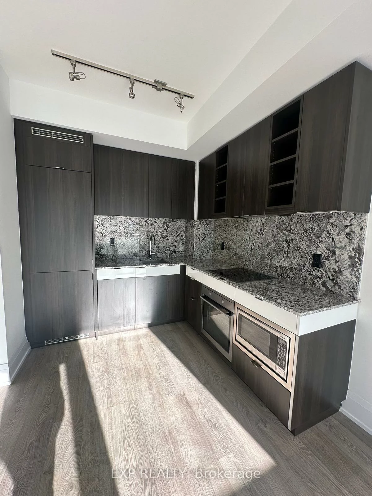 101, Erskine, Mount Pleasant West, Toronto