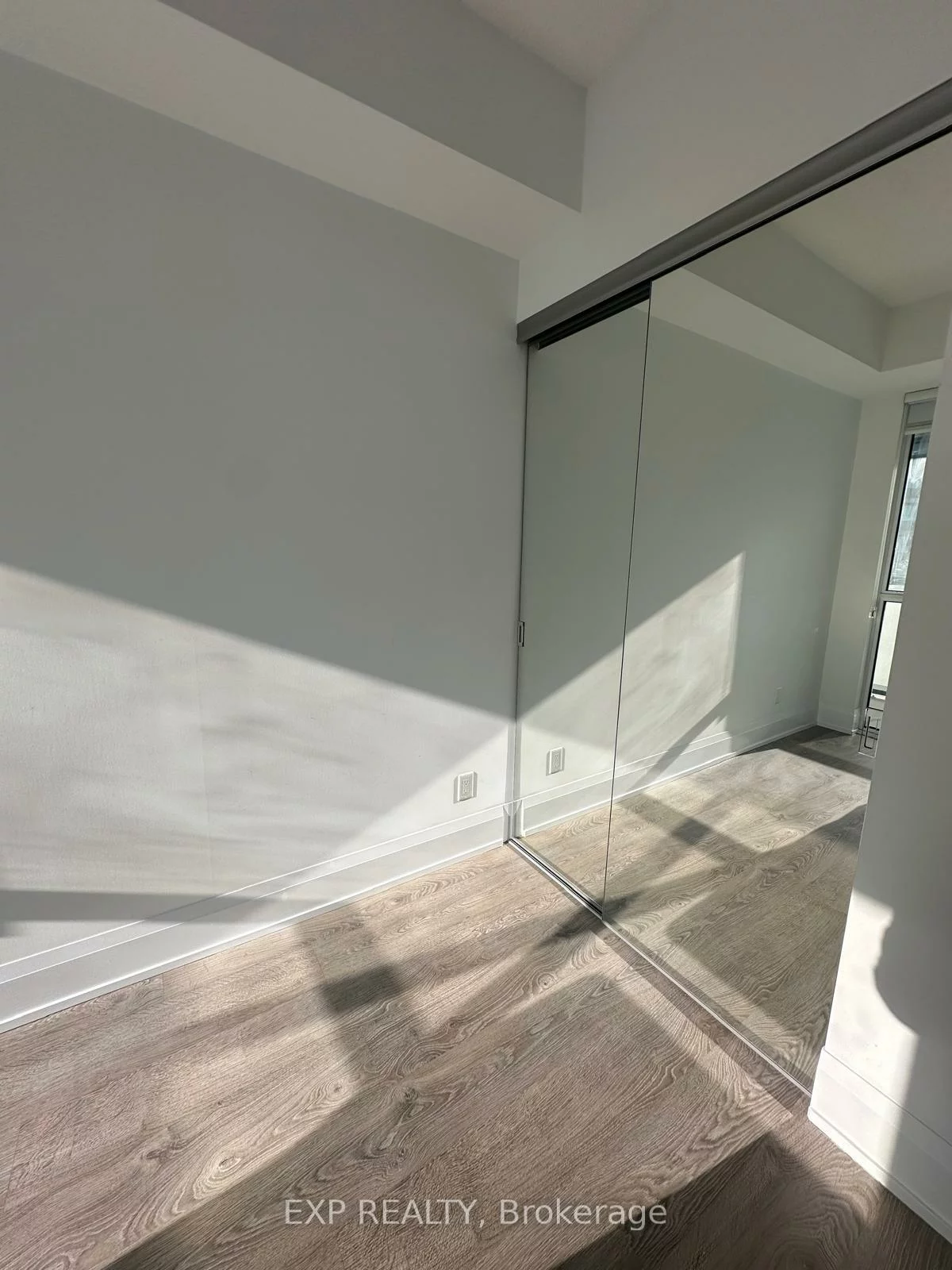 101, Erskine, Mount Pleasant West, Toronto