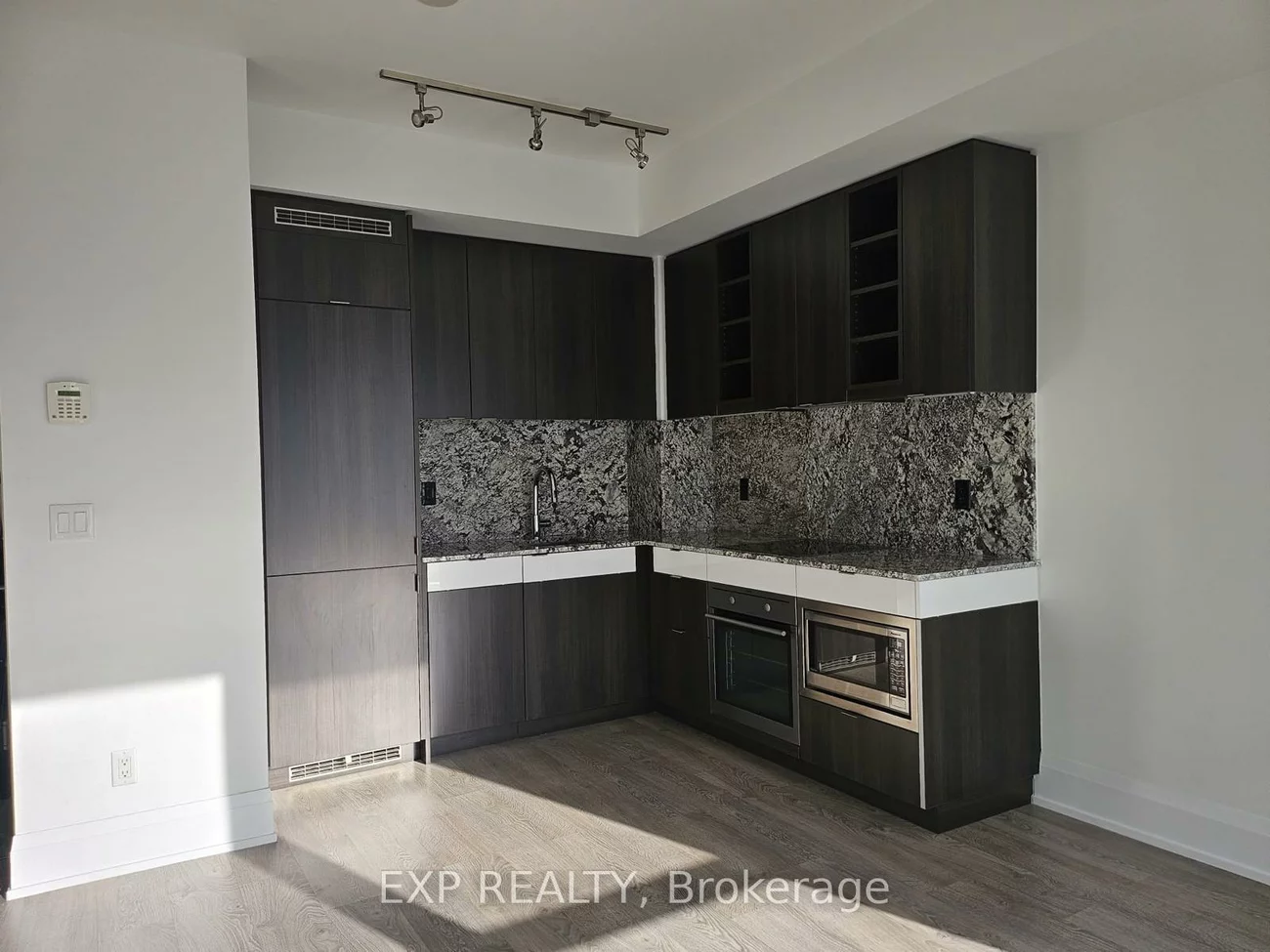 101, Erskine, Mount Pleasant West, Toronto