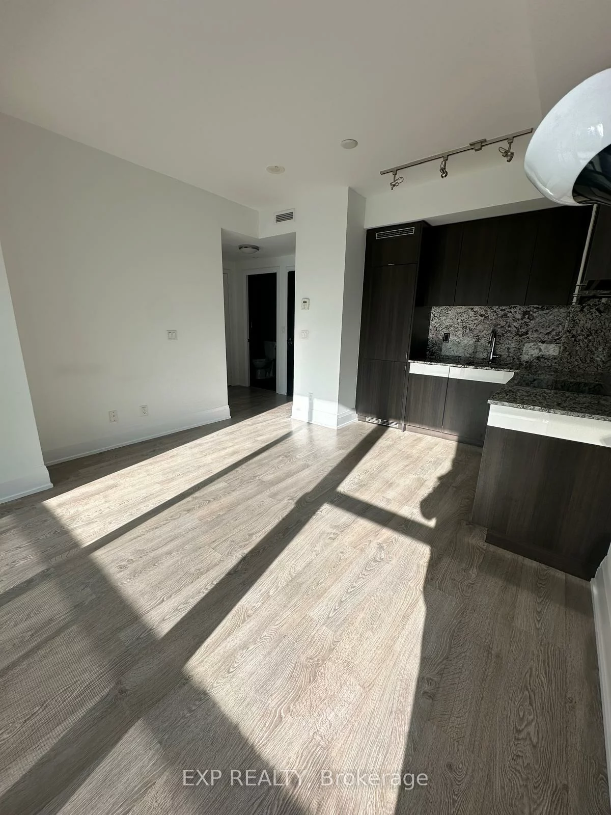 101, Erskine, Mount Pleasant West, Toronto