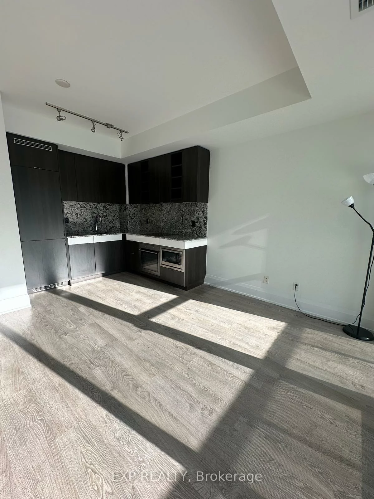 101, Erskine, Mount Pleasant West, Toronto