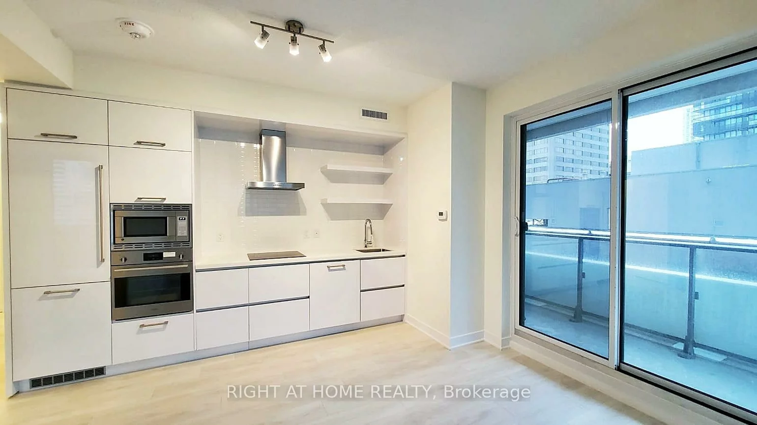 2221, Yonge, Mount Pleasant West, Toronto