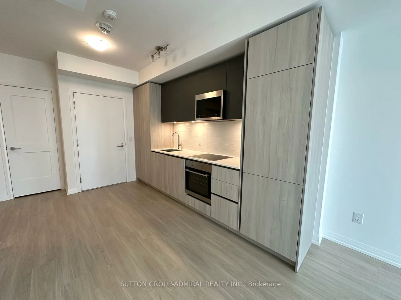 8, Widmer, Waterfront Communities C1, Toronto