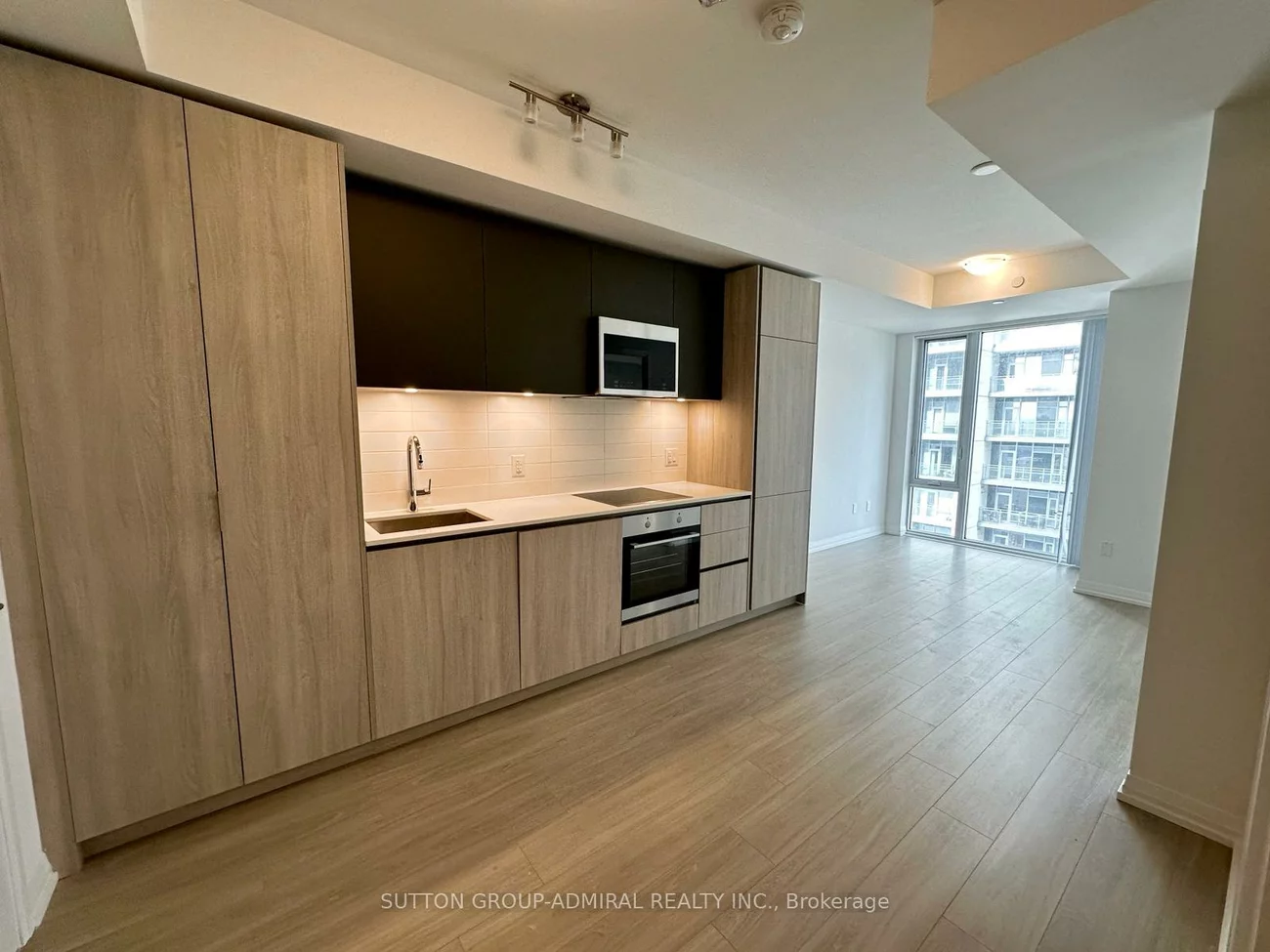 8, Widmer, Waterfront Communities C1, Toronto