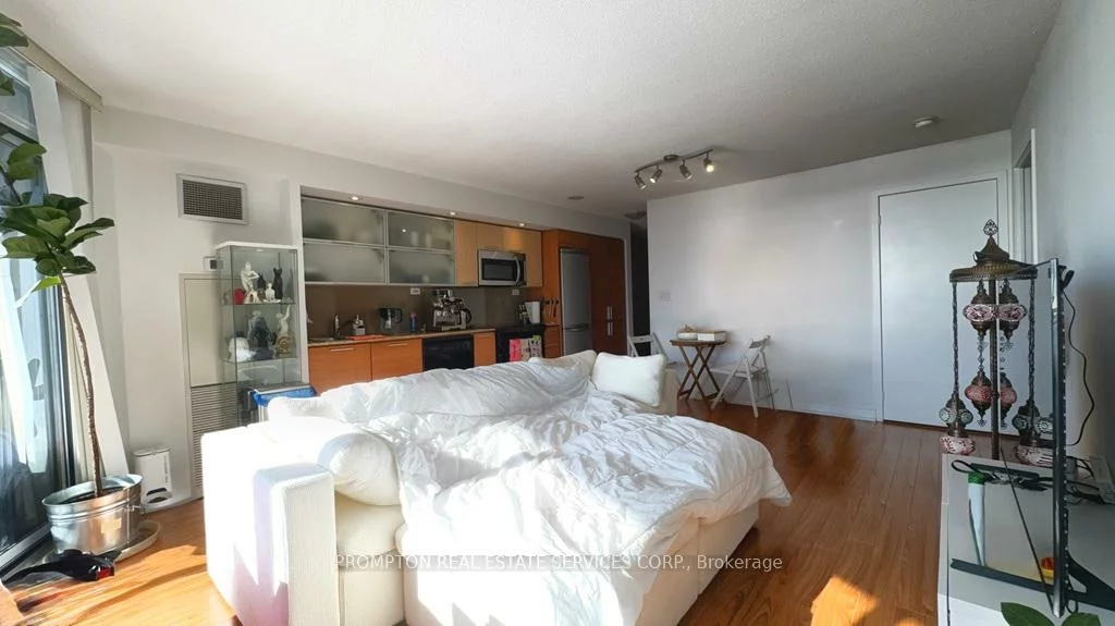 25, Capreol, Waterfront Communities C1, Toronto