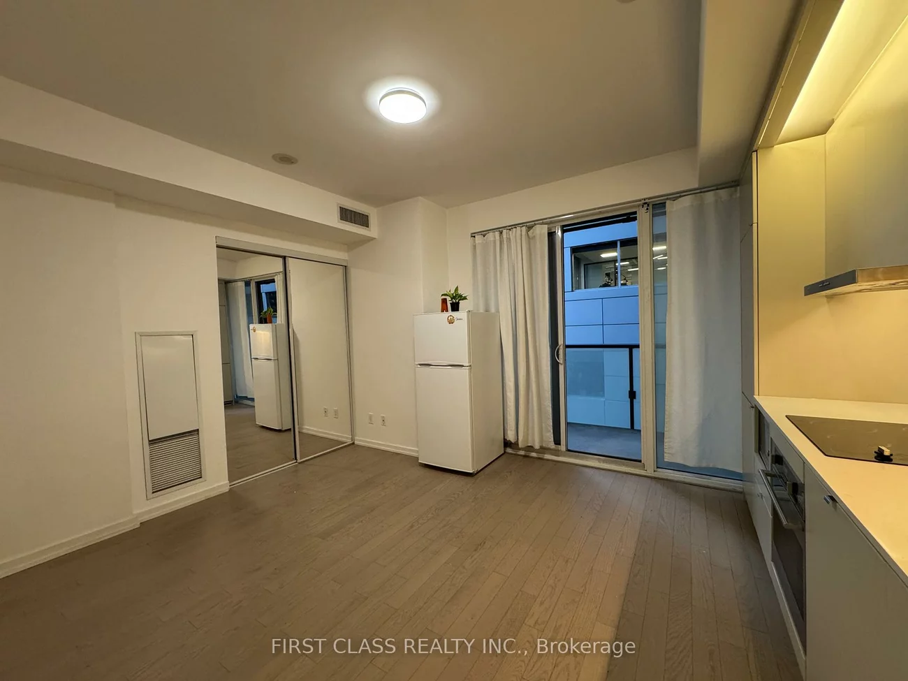 101, Peter, Waterfront Communities C1, Toronto