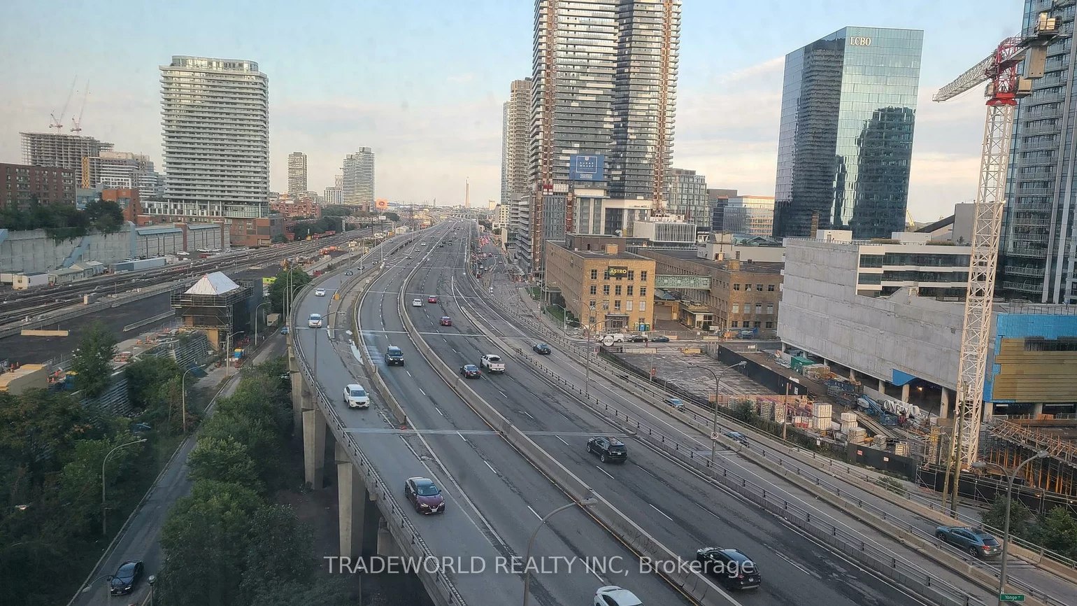 18, Yonge, Waterfront Communities C1, Toronto