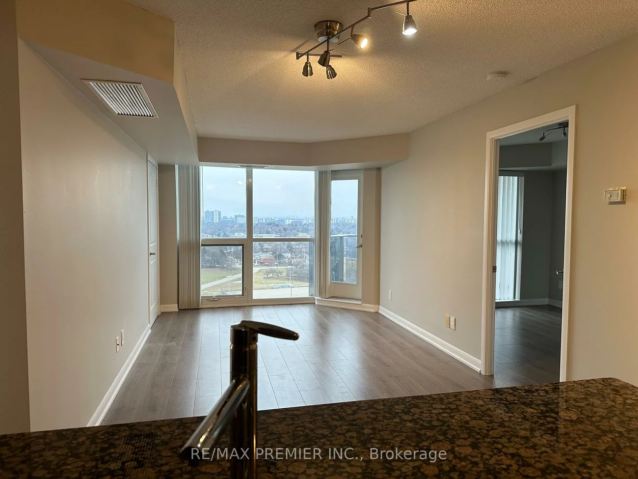 5793, Yonge, Newtonbrook East, Toronto