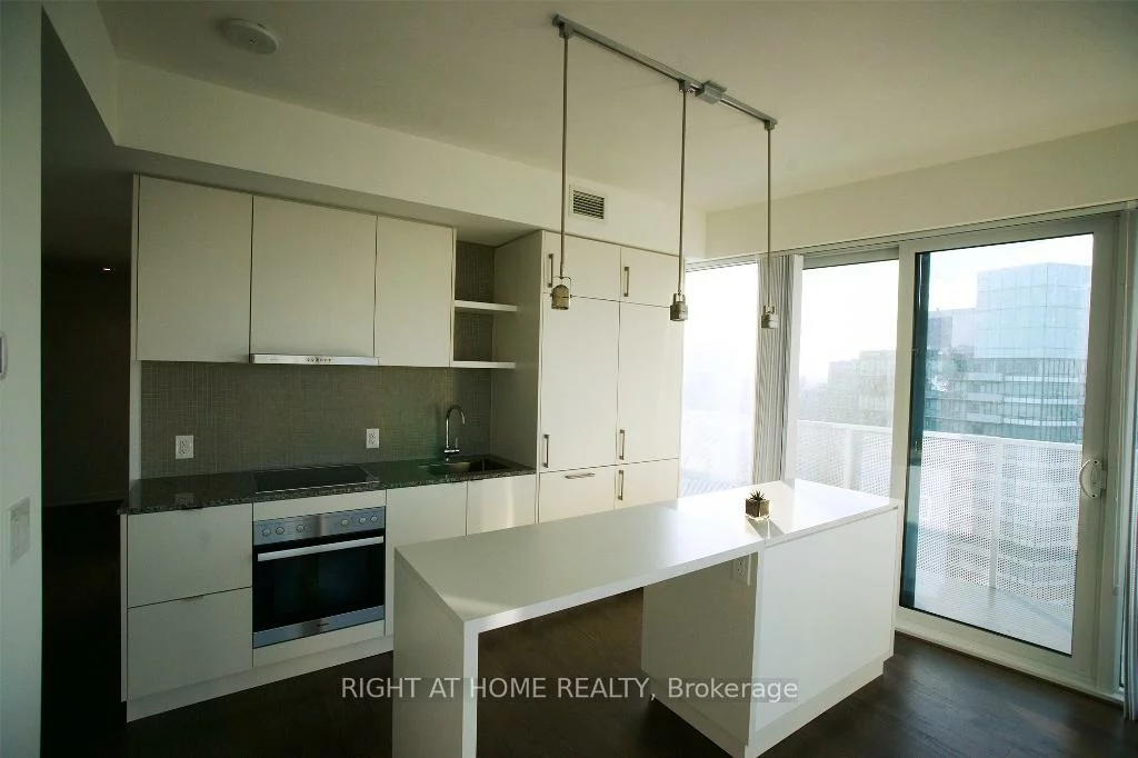 100, Harbour, Waterfront Communities C1, Toronto