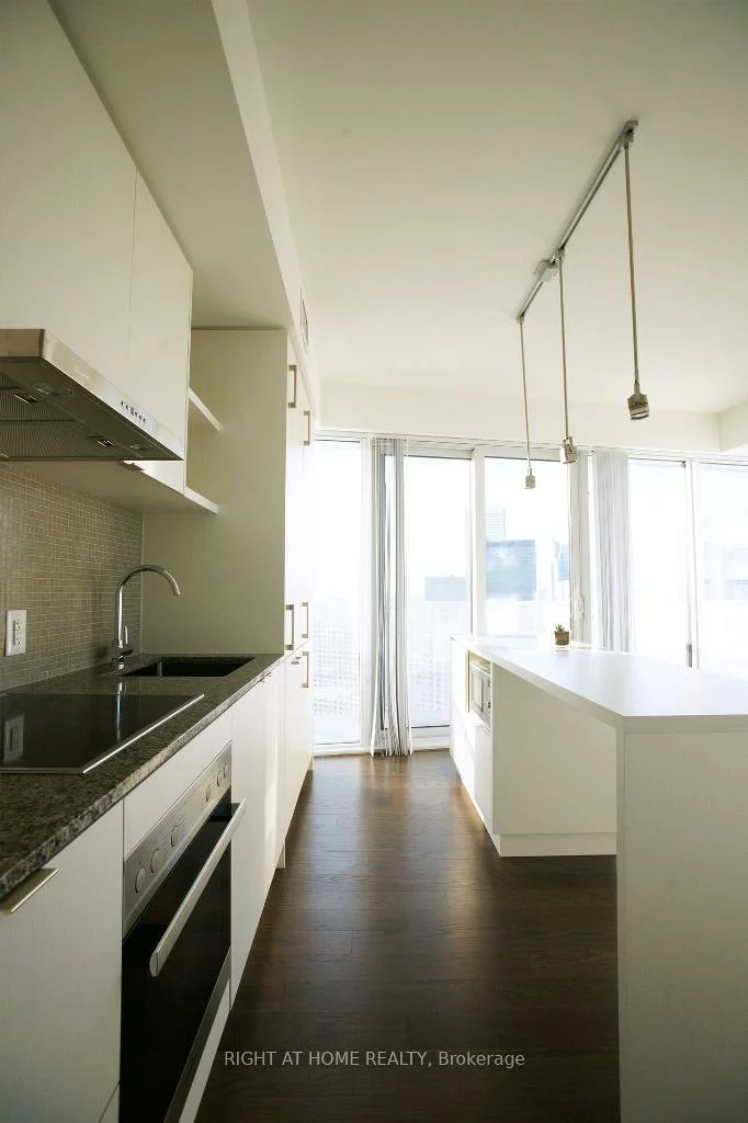 100, Harbour, Waterfront Communities C1, Toronto