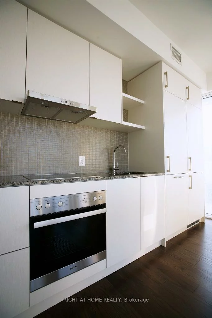 100, Harbour, Waterfront Communities C1, Toronto