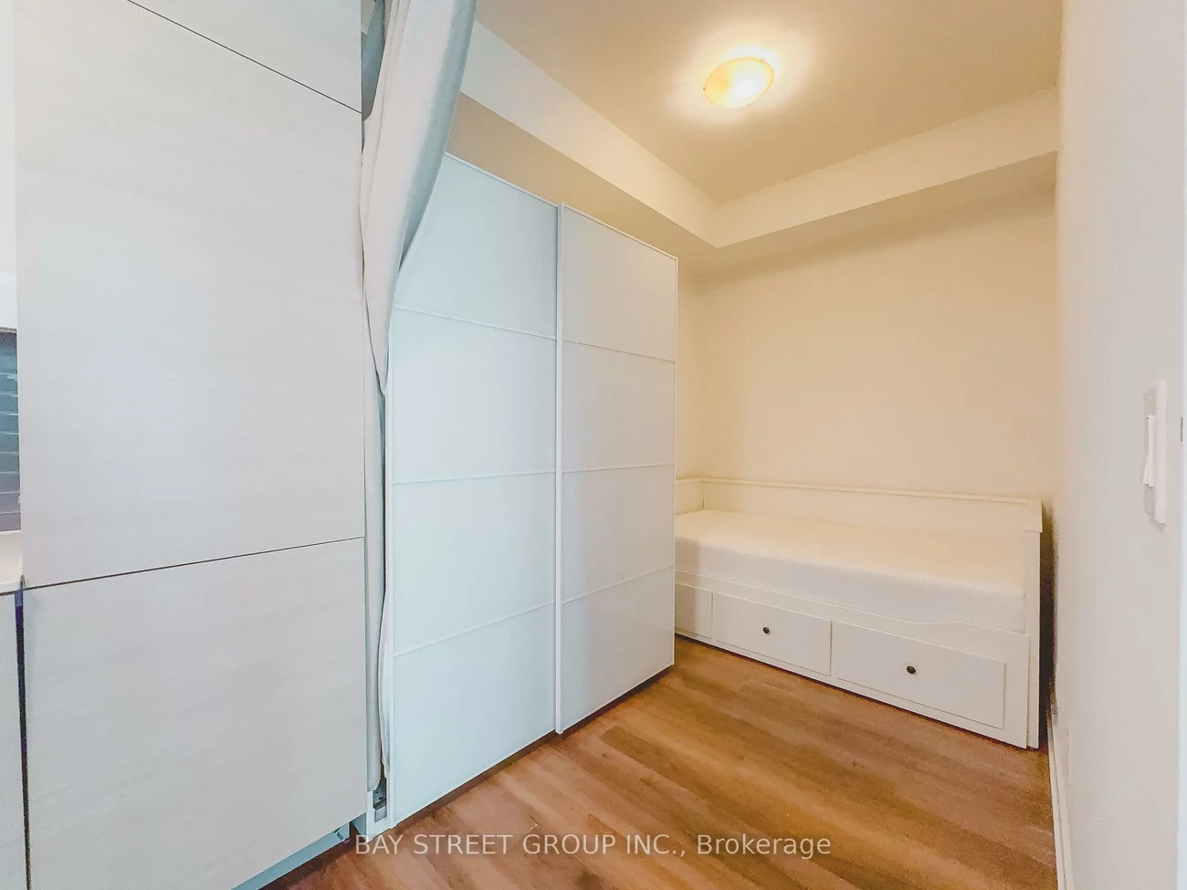 210, Simcoe, University, Toronto