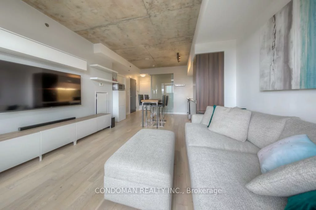 20, Minowan Miikan, Little Portugal, Toronto