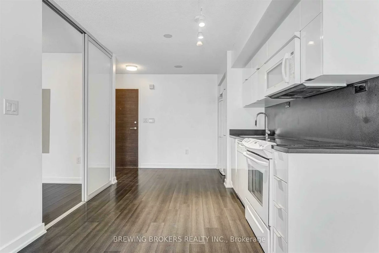 21, Iceboat, Waterfront Communities C1, Toronto