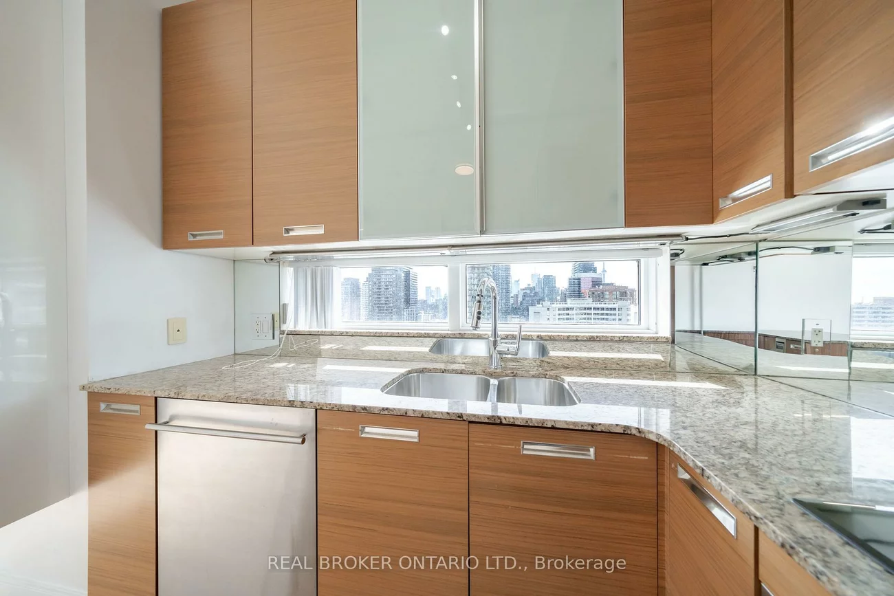 21, Balmuto, Bay Street Corridor, Toronto