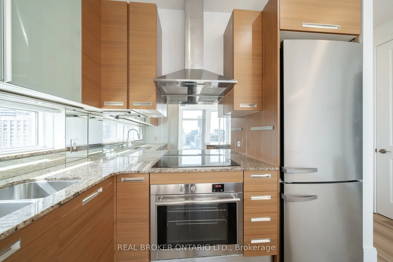 21, Balmuto, Bay Street Corridor, Toronto