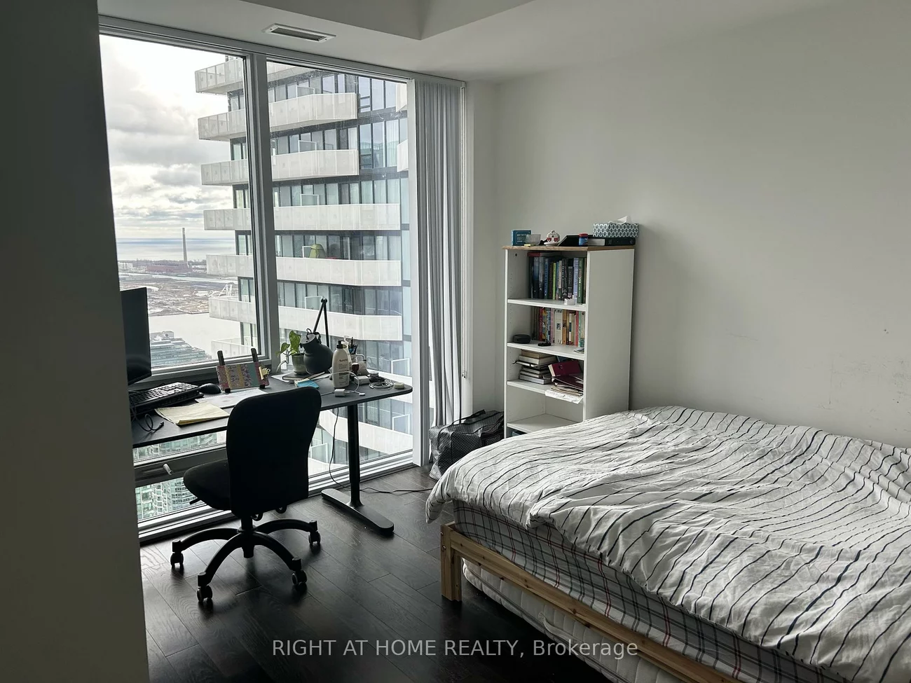 100, Harbour, Waterfront Communities C1, Toronto