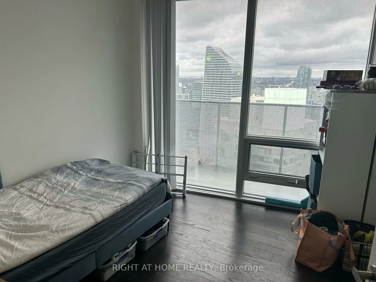 100, Harbour, Waterfront Communities C1, Toronto