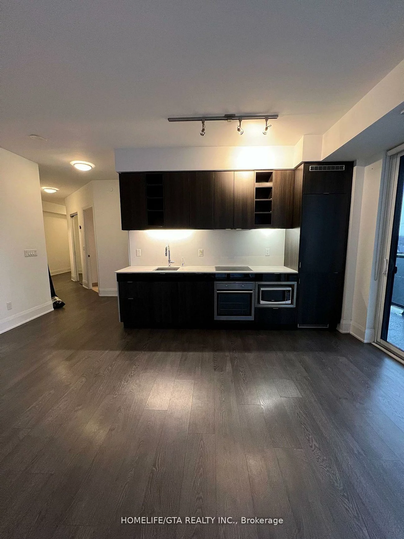 101, Erskine, Mount Pleasant West, Toronto