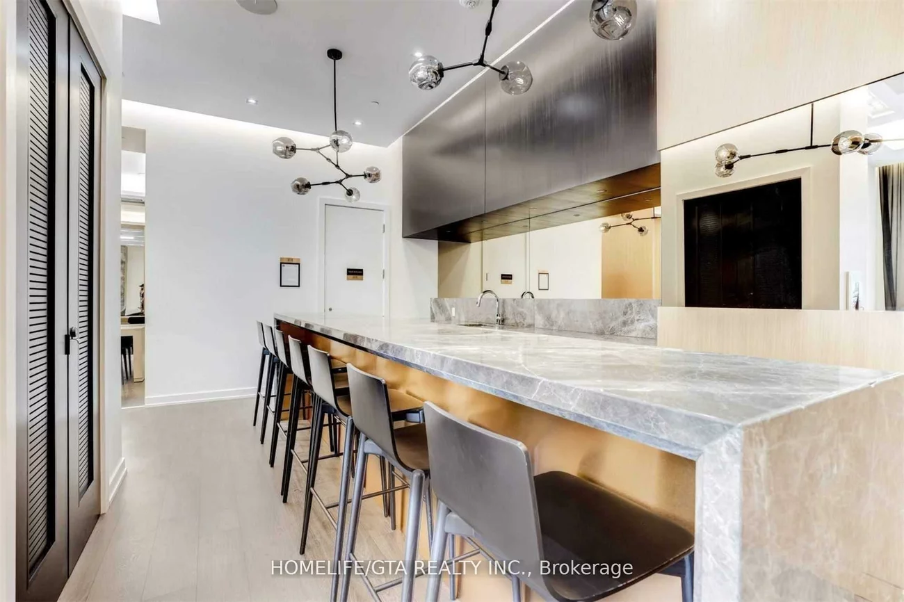 101, Erskine, Mount Pleasant West, Toronto
