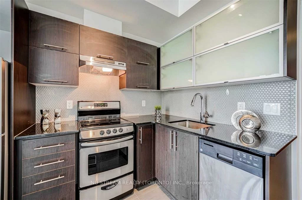 170, Fort York, Waterfront Communities C1, Toronto