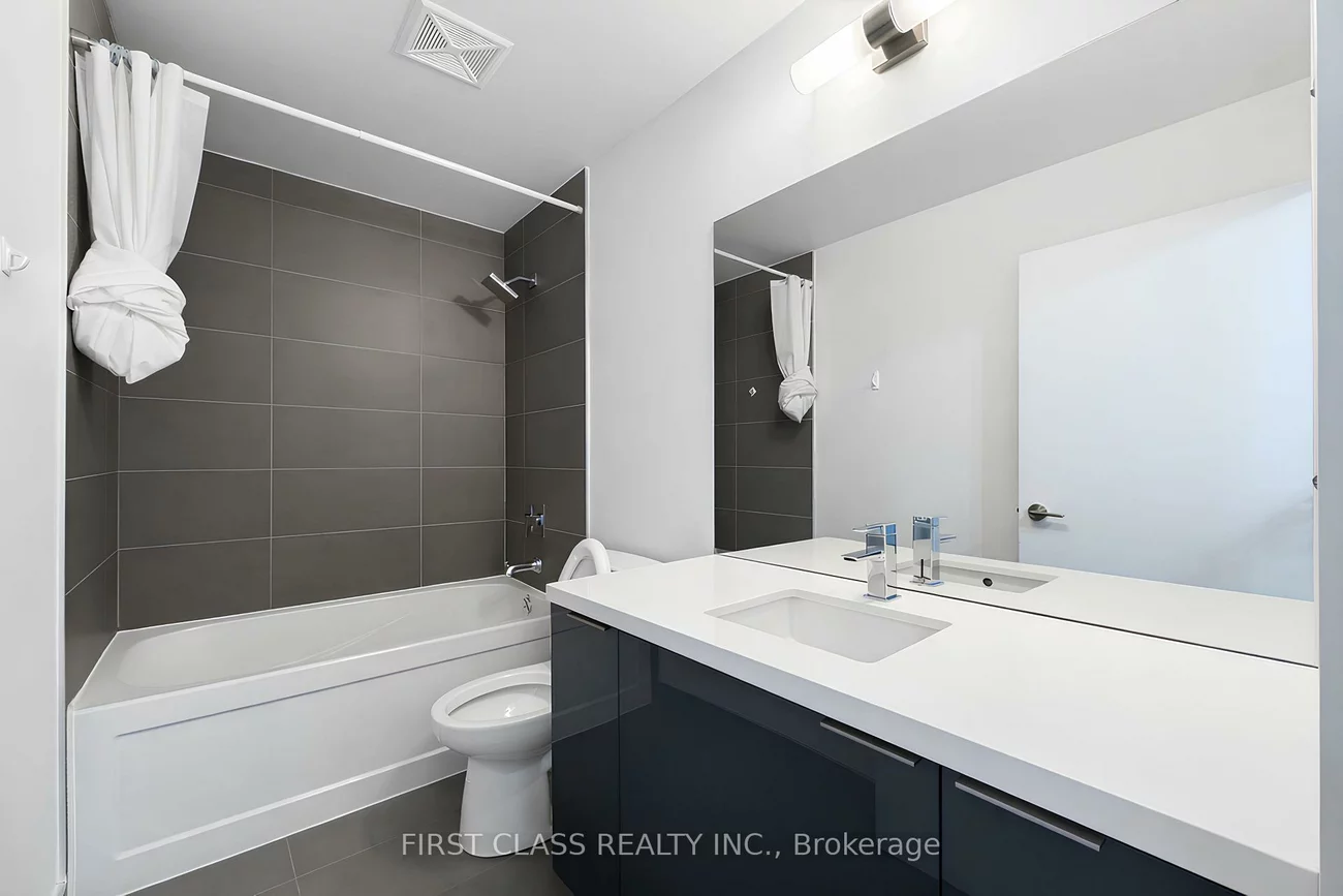 8, Eglinton, Yonge-Eglinton, Toronto