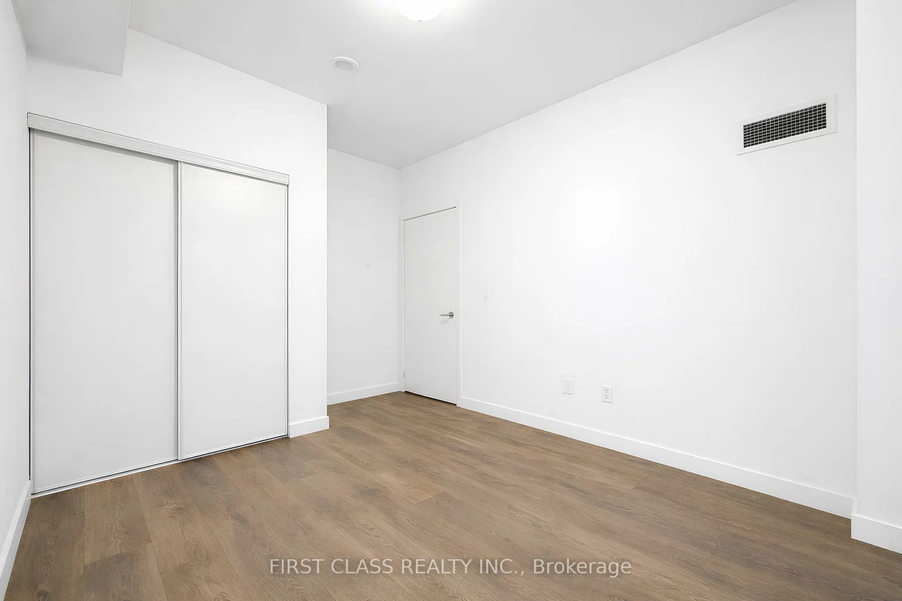 8, Eglinton, Yonge-Eglinton, Toronto