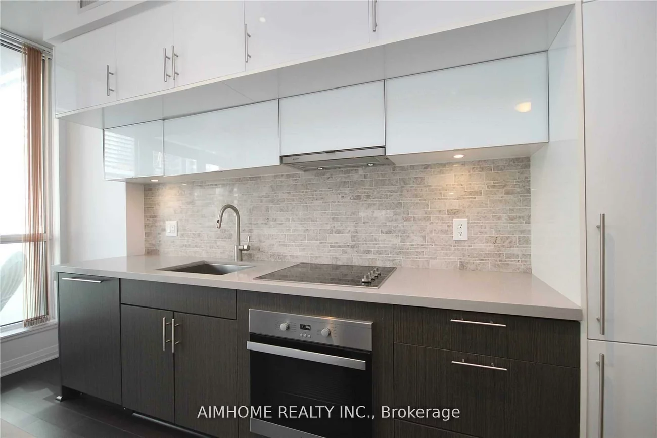 8, Mercer, Waterfront Communities C1, Toronto